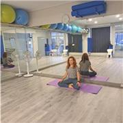 Instructora de yoga integral: meditación, asanas, respiración y filosofía yóguica